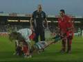 videos de Football paramedic annoys player