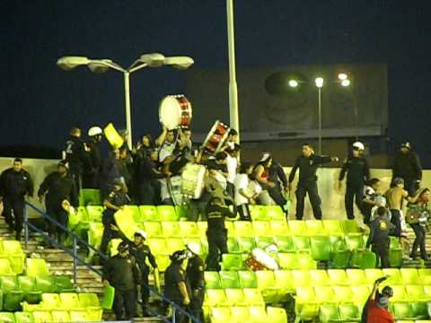 Policías venezolanos arremetieron contra hinchas arrojándoles los asientos de un estadio
