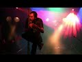 cherchez pas le th�... groupe rock compl�tement d�capsul� qui utilise les inconv�nients des piquets de sc�ne � son avantage. a voir absolument et mod�r�ment! vous verrez que tout marche tr�s bien pour leur chanteur...
