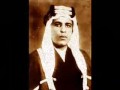 هذا الملف يأخذك في جولة مع مجموعة من تسجيلات رائعة ونادرة للأستاذ عبداللطيف الكويتي الذي يجهل أبناء الكويت اليوم ما قدمه عبداللطيف الكويتي من غناء راقي ومميز وتوثيق لألحان الكويت منذ نهاية العشرينيات وإلى وفاته وللأسف الصورة الشائعة عن المطرب عبداللطيف الكويتي هي صورة محدودة وبسيطة والحق أنه مطرب كبير نجهل غناءه الرائع , أرجو أن أكون وفقت في إخراج هذا الملف بهذه الكيفية وأرجو الإستمتاع www.zeryab.com------------معلومات ملخصة عن حياة عبداللطيف الكويتيعبداللطيف عبدالرحمن العبيد هو الاسم الحقيقي للرائد والمطرب الكبير عبداللطيف الكويتي، تذكر بعض المصادر انه من مواليد عام 1901، في دروازة عبدالرزاق وهو العام نفسه الذي رحل فيه الرائد عبدالله الفرج ، تعلم اللغة العربية والحساب وتجويد القرآن الكريم في مدرسة ملا زكريا الانصاري، وقد لعب المطرب الراحل خالد البكر دورا رئيسيا في توجيه حياة عبداللطيف الكويتي الفنية , ومن هنا بدأ عبداللطيف الكويتي رحلته مع الأغنية، وليكون بحق رائد المرحلة الثانية للأغنية الكويتية بعد مرحلة الفرج والبكر التي أسست للأغنية، وكان عبداللطيف الكويتي أول من حمل على عاتقه مسؤولية نقل الأغنية الكويتية إلى الخارج حيث يشير الباحث د.يوسف دوخي إلى ان عبداللطيف الكويتي هو أول من سجل أغانيه على اسطوانات خارج الكويت، وكان ذلك في عام 1927، وتحديدا في بغداد من خلال شركة اسطوانات «بيضافون» والأغنية هي «عواذل ذات الخال» من أشعار المتنبي , ولم يقتصر الأمر على ذلك فقد توجه بعد ذلك الى القاهرة ليسجل بقية أغانيه بمصاحبة عازف الكمنجة سامي الشوا والمطرب محمود الكويتي عازفا على العود، وكان ذلك في عام 1929 , ويشير المطرب عبدالله فضالة إلى انه كان يذهب بصحبة عبداللطيف الكويتي ومحمود الكويتي الى بومباي في الهند لتسجيل أغانيهم في اسطوانات، كذلك كان عبداللطيف الكويتي يعتبر أول مطرب كويتي يزور السعودية ويتشرف بمقابلة عاهلها المغفور له الملك عبدالعزيز بن سعود، وكان ذلك في عام 1934، ويومها غنى له ( ختام ) أهلا وسهلا مرحبا وأبدي سلام ، كما نجح المطرب عبداللطيف الكويتي في اسماع صوته وغنائه في الاذاعات العربية في وقت مبكر جدا، ففي عام 1938، غنى في اذاعة بيروت، ثم اذاعة القدس وبغداد وأيضا في اذاعات أخرى مثل دلهي والقسم العربي في لندن، ومن هنا كان وراء نشر الأغنية الكويتية في الخارج , والغريب انه على رغم هذا النجاح الكبير الذي حققه المطرب عبداللطيف الكويتي، والمكانة الفنية التي يحظى بها الا انه لم يقتحم التلفزيون، وعلى رغم المحاولات العديدة التي بذلها المسؤولون في التلفزيون لتسجيل جلسات او اجراء لقاءات معه، إلا انه كان دائم الرفض ولم تفلح المحاولات الا مرة واحدة في عام 1964 عندما نجح الاعلامي رضا الفيلي باقناعه ان يسجل مجموعة من اغانيه شاركه العزف والتصفيق عدد من المطربين على هيئة الكورال وهو التسجيل الوحيد له وقد أصيب بالشلل حتى آخر حياته، لكن ذلك لم يثنه عن مواصلة العطاء بل زاده تصميما على مواصلة رحلة الابداع وواصل تسجيل اغانيه في عدد من العواصم العربية ورحلاته الى مدن عربية وغربية , وقد رحل الى جوار ربه بعد رحلة زاخرة بالنجاح والتفوق في 12 فبراير 1975، يومها كان يبلغ 74 عاما . منقول وبتصرف