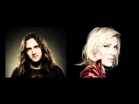 shake up happiness - Iako je ova vesela božićna pjesma već zasigurno svima dobro poznata s obzirom da se radi o službenom božićnom songu Coca-Cole, u eterima radio postaja diljem...