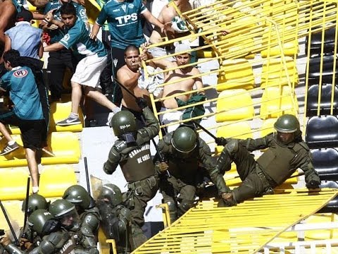 Hooligans:Santiago Wanderers fans fight with police 09.02.2014