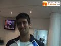 Conozcan a Novak en el vestuario, conozcan al colega, al chico que juega al tenis. Sin ataduras ni personajes.