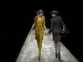 freja & coco high five on runway