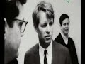 Quarant'anni fa, Robert Kennedy tenne un discorso sulla reale ricchezza delle Nazioni e sul PIL. Tre mesi dopo fu assassinato.Cos'è il PIL, il Prodotto Interno Lordo? Il misuratore della crescita della società? La trasformazione in denaro, un concetto astratto, della nostra salute, del nostro tempo, dell'ambiente? Nessuno ha mai calcolato il COSTO del PIL. I danni dei capannoni vuoti, delle merci inutili, dei camion che girano vuoti come insetti impazziti, della distruzione del pianeta. Nessuno ha mai stimato il valore del tempo perduto per le code, per gli anni sprecati a lavorare per produrre oggetti inutili. Per gli anni buttati per comprare oggetti inutili creati dalla pubblicità. Il tempo, la Terra, la vita, la famiglia (gli unici importanti) sono concetti troppo semplici per il PIL. Un mostro che divora il mondo. Lo mangia e lo accumula. Lo digerisce e lo trasforma in nulla. L'equazione PIL = ricchezza è un incantesimo. I prodotti inutili non diventano utili perché qualcuno li compra.