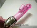 全機能發光震動器。粗大的棒身有4.2cm闊，令你有意想不到的澎湃滿足感，不同的層疊及凸點設計，可增強剌激及快感，棒身會隨可選擇的8種段速左右地轉動。而中段凸出部份同樣有7段震動速度可供調教，對陰蒂的剌激更隨心所欲。