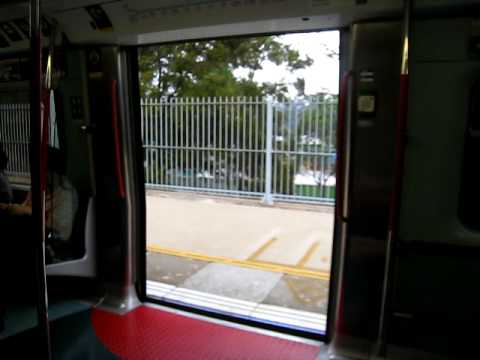 港鐵(前九鐵)MLR列車車長在大學(車)站提醒乘客本班列車駛經馬場(車)站