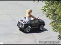 tras sus accidentes de tr�fico, la cantante da clases de conducir a su hijo, sean preston, con un coche de juguete. en las im�genes podemos ver tambi�n al padre de britney.