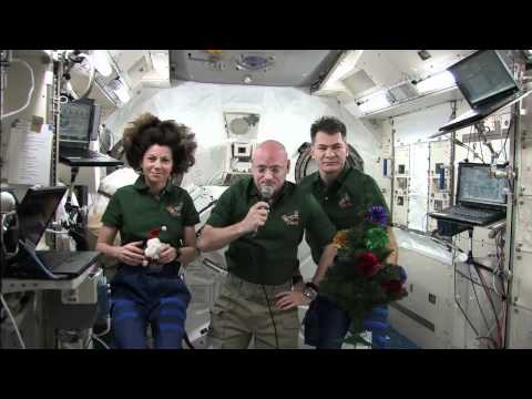 Tres astronautas de la Estación Espacial Internacional nos mandan sus saludos de Navidad