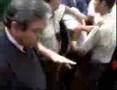 Lanza golpeado por la gente