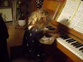Baby spielt Klavier