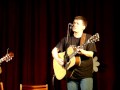 Koncert 19.X.2008, Warszawa (Aula Technikum Kolejowego, ul. Szczęśliwicka 56)tekst piosenki ::PYTANIA::(słowa: Jan Rybowicz, muzyka: Krzysztof Myszkowski)Nie pytaj nigdyza Villonem,gdzie są zeszłoroczne śniegi.Bo to niezbyt mądre jest pytanie.Nie przekonuj mnie,że dzieciństwo Twojebyło sielskie i anielskie,bo to nieprawda.I nie wmawiaj mi,że przyjdą dni różowe,które hojnie wynagrodzą rozpacz i niewiarę.Nie wierzę w to, nie wierzę w to.Nie małpuj Goethegobełkocząc: