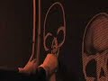 clipe/doc da m�sica ossario do novo disco do instituto dirigido por big bonsai apresentando o artista plastico alexandre orion.