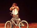 jean reno dupin, un temeroso y reconocido piloto del globo de la muerte, pierde el equilibrio en su bicicleta y cae estrepitosamente parti�ndola en varios pedazos, pero el af�n por mostrar sus habilidades es m�s fuerte e intentar� rearmarla con ins�litas soluciones .
