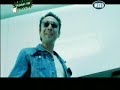 Νίκος Μακρόπουλος - Ύποπτο το αίσθημά σουΣτίχοι: Σπύρος ΓιατράςΜουσική: Αλέκος ΧρυσοβέργηςΠρώτη εκτέλεση: Νίκος ΜακρόπουλοςΈνα σπίτι με δύο πόρτεςέτσι το 'θελες εσύη δική μου σφραγισμένηκι η δική σου ανοιχτήΈνα σπίτι με δυο πόρτεςανοιχτό σαν μαγαζίγαι να φαίνεται στον κόσμοότι είμαστε μαζίΎποπτο το αίσθημά σου, ύποπτοπάντα ήθελες να το 'χεις δίπορτοΈνα σπίτι διαλυμένοάδειο από αισθήματακαι οι δυο μας να μιλάμεμόνο με νοήματα Ένα σπίτι δίχως φώτακαι παράθυρα κλειστάνα μη δει κανείς πως ζούμεσε κρεβάτια χωριστάΎποπτο το αίσθημά σου, ύποπτοπάντα ήθελες να το 'χεις δίπορτο