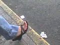 estaba por haya esperando cruzar la calle cuando drepente vi esta ricura de pies que se me antojaron