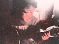 Jejeje, le pifie la primera frase; dije tengo una montania en el hombro. FUCK!Mi                      Sol#mTengo una guitarra en el hombro                 Do#mUna montaña de asombro una ceniza en la vozMi                    Sol#mTengo dos canciones firmadas,              Do#muna está envenenada y la otra quiere tu amorLa                       SiGuardo un recoveco en el alma                Sol#m               Fa#Que recuerda tu cara como nadie la vioLa                     Si                    MiRío, lloro y paso de todo por el bien de los dos.Mi                      Sol#mVivo en un jardín sin malvones                 Do#mUn zaguán sin salones, tu amistad quinto CMi                    Sol#mPido que me olvide tu olvido              Do#m                  Sol#mPero ya es bien sabido no lo va a concederLa                     Si                    Mi             Fa#Ando como siempre vagando por algún escenario y no lo vas a creerLa                     Si                    MiSupe que mentías y todo por el bien de los dos.       La    Si          MiY otra vez seremos dos extraños       La    Si           MiOtra vez volver a hacernos daño     Do#m   Sol#m     La        MiOtra vez estoy en el fondo del dolor     Fa#m         Si                     MiY otra vez, tu y yo, por el bien de los dos.Mi                      Sol#mTengo un rincón en la cama                 Do#mQue ya no entiende nada y me pregunta por vosMi                    Sol#mTengo una mitad que se queja              Do#m                  Sol#mY la otra que no me deja escapar del dolorLa                     Si                    Mi                      Fa#Tengo una tremenda ceguera y no va a ser la primera vez que vuelva a empezarLa                     Si                    MiPorque ya no estas a mi lado por el bien de los dos.