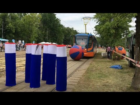 Straenbahn-Bowling-Wettbewerb begeistert in Moskau