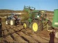 John Deere atestado sacando patatas