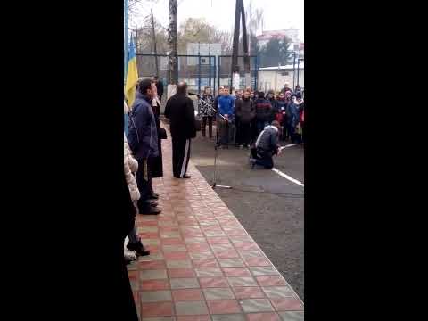 В мережі з’явилося відео, як директор одного з училищ Тернополя поставив учнів на коліна (ВІДЕО)