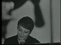 Une petite cantateDu bout des doigtsObsédante et maladroiteMonte vers toiUne petite cantateQue nous jouions autrefoisSeule, je la joue, maladroiteSi, mi, la, ré, sol, do, faCette petite cantateFa, sol, do, faN'était pas si maladroiteQuand c'était toiLes notes couraient facilesHeureuses au bout de tes doigtsMoi, j'étais là, malhabileSi, mi, la, ré, sol, do, faMais tu est partie, fragileVers l'au-delàEt je reste, malhabileFa, sol, do, faJe te revois sourianteAssise à ce piano-làDisant 