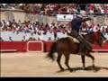 Rejoneador colocando banderillas sin sostener las riendas. Rejoneador colocando banderillas sin sostener las riendas.
