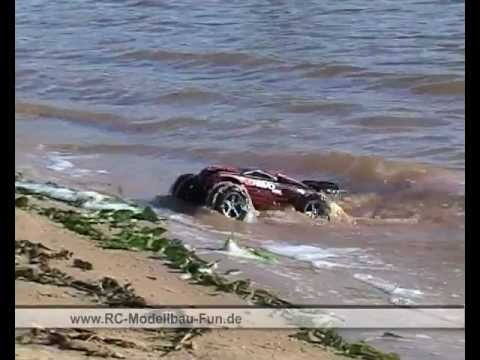 Ferngesteuertes Auto Traxxas E-Revo Brushless VXL 1:16 Stunts und Tests im Wasser und Schlamm