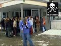 lustiges Kind bekommt Schneeball ins Gesicht lustiges Kind bekommt Schneeball ins Gesicht