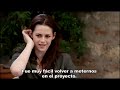 Después de recuperarse del ataque del vampiro James, Bella celebra su cumpleaños 18 en la casa de los Cullen con Edward y su familia. Al momento de abrir un regalo se corta con el filo del papel, esa exposición de sangre despierta el instinto asesino de Jasper. Edward se siente obligado a terminar su relación y así evitar poner en peligro su vida, por lo que él y su familia se marchan de Forks. Tras el abandono y la ruptura de Edward, Bella se sumerge en una terrible depresión y sólo encuentra consuelo en su fiel amigo Jacob Black el cual se empieza a enamorar de ella. A su lado comparte una nueva afición por las actividades extremas, éstas disparan sus niveles de adrenalina y le producen alucinaciones que le hacen sentir la presencia de Edward. Pero Jacob también guarda un secreto: pertenece a la manada de licántropos, enemigos ancestrales de los vampiros, lo que pondrá a prueba su lealtad. Alice le informa que Edward la cree muerta y quiere provocar a los Volturi para que lo maten, ambas viajan a Volterra para impedirlo. Los Volturi no pueden permitir que Bella continúe con vida pues la consideran un peligro para los vampiros y condicionan a los Cullen para que la conviertan. Jacob se opone a que Bella se transforme en vampiro pues se rompería el tratado con los Cullen y se convertiría en su enemiga. Edward tampoco quiere convertirla pues mataría su alma condenándola a la inmortalidad.