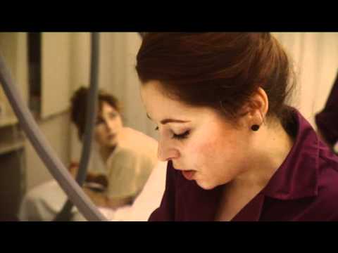 Carice van Houten - Actrice Carice van Houten bezoekt de MediSpa in Amsterdam voor een cellulitebehandeling. Goede vriendin en actrice Halina Reijn vergezelt haar.
