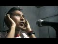 este es el primer video clip musical que hice en ventanas...canta angelo (hern�n figueroa)gran amigo ventanense que actualmente radica en quito por razones de estudio y trabajo. a�n canta, pero no creo que se haya tomado muy en serio la carrera de cantante, lo intent� un tiempo pero en ecuador s dif�cil y hay que perseverar nucho. me ofrec� a dirigir este video porque la canci�n me gust� a la primera... nos divertimos un mont�n y fue una bonita experiencia... descubr� tambien el potencial de algunos grupos como 