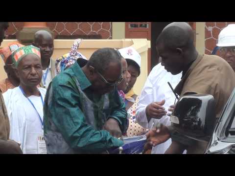 Voici comment le président Condé distribue les paquets d'argent en Guinée 