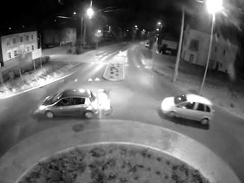 Rowerzysta spowodował wypadek na rondzie w Lesznie... :: Link do artykułu: https://elka.pl/content/view/109130/80/