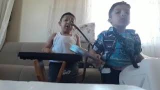 Davul ve Org Çalan Müzisyen Çocuklar