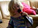 meisje 2 jaar zingt karaoke