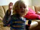 meisje 2 jaar zingt karaoke