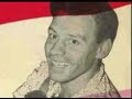 peter van wood - tre numeri al lotto

questa mattina mi sono svegliato 
di soprassalto come un bebe' 
ho fatto uno sogno simpatico e strano 
ora vi spiego perche' 
ho giocato tre numeri al lotto, 
venticinque, sessanta e trentotto, 
pensa un po' che successo far� 
la canzone se il terno uscira' 
ho giocato tre numeri al lotto 
venticinque sessanta e trentotto, 
li ho giocati convinto perche' 
li ho sognati tutti e tre 
ho fatto un sogno 
tanto tanto bello 
ero in un castello 
sotto un cielo blu. 
c'erano tanti, 
tanti pappagalli 
rossi verdi e gialli, 
che dicevan cosi' 
giocali, giocali, giocali, giocali, gio' 
ho giocato tre numeri al lotto 
venticinque sessanta e trentotto, 
li ho giocati convinto perche' 
usciranno tutti e tre 
ho fatto un sogno 
tanto tanto bello 
ero in un castello 
sotto un cielo blu. 
c'erano tanti, 
tanti pappagalli 
rossi verdi e gialli, 
che dicevan cosi' 
giocali, giocali, giocali, giocali, gio' 
ho giocato tre numeri al lotto 
venticinque sessanta e trentotto, 
li ho giocati convinto perche' 
usciranno tutti e tre 
usciranno tutti e tre.