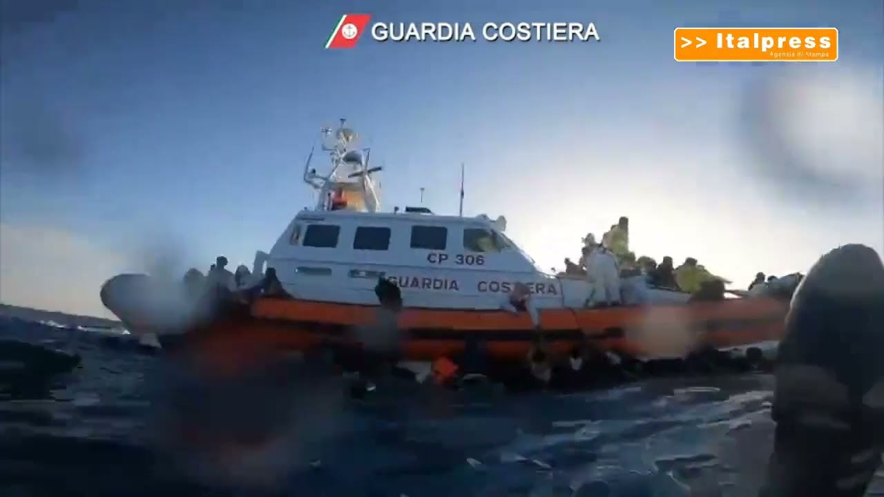 Salvataggi e naufragi nel Mediterraneo, le immagini dei soccorsi