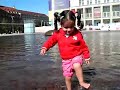 اضفال الشاوي يلعبون في الماء