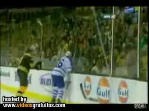 Duro choque de jugador de hockey contra vidrio blindado