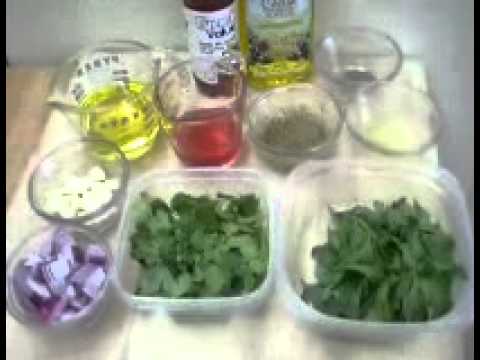 ChefRemyM - Salsa Chimichurri se demuestra por el Chef Remy en un vídeo de corta duración. Se trata de hacer siguiendo de cerca el método utilizado en Argentina, pero ex...