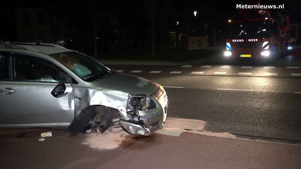 Auto van de weg en tegen geparkeerde auto in Hoogeveen(Video)