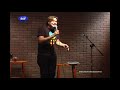 george harris con su habitual stand up comedy dice se ca el mundo y ni pendiente! en su micr�fono abierto por soitv.