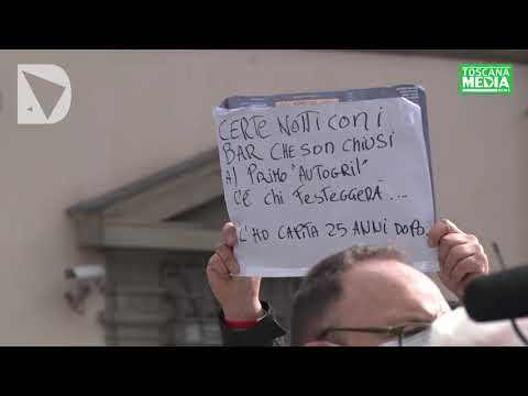 Tovaglie apparecchiate in Piazza a Firenze, protesta dei ristoratori toscani contro il nuovo DPCM