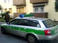 Polizist aufm Mofa....Lachkick pur :))
