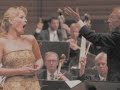 maurice ravel: sh�h�razade (trois po�mes de tristan klingsor) 

2. la fl�te enchant�e
3. l'indiff�rent

el?na garan?a, mezzo soprano

lucerne festival orchestra,
claudio abbado

recorded: 13th august 2008

lyrics:
la fl�te enchant�e 

l'ombre est douce et mon ma�tre dort, 
coiff� d'un bonnet conique de soie 
et son long nez jaune en sa barbe blanche. 

mais moi, je suis �veill�e encore 
et j'�coute au dehors 
une chanson de fl�te o� s'�panche 
tour � tour la tristesse ou la joie. 

un air tour � tour langoureux ou frivole 
que mon amoureux ch�ri joue, 

et quand je m'approche de la crois�e 
il me semble que chaque note s'envole 
de la fl�te vers ma joue 
comme un myst�rieux baiser.

l'indiff�rent 

tes yeux sont doux comme ceux d'une fille, 
jeune �tranger, 
et la courbe fine 
de ton beau visage de duvet ombrag� 
est plus s�duisante encor de ligne. 

ta l�vre chante sur le pas de ma porte 
une langue inconnue et charmante 
comme une musique fausse . . .
entre! 
et que mon vin te r�conforte . . . 

mais non, tu passes 
et de mon seuil je te vois t'�loigner 
me faisant un dernier geste avec gr�ce 
et la hanche l�g�rement ploy�e 
par ta d�marche f�minine et lasse. . . 

kritik der frankfurter allgemeinen zeitung vom 15.08.2008 [nr. 190]:
?elina garancas charakteristischer und wandelbarer mezzosopran f�gte sich hervorragend in das instrumentale gewebe. alles scheint ihr zu gebote zu stehen, von abgr�ndig dunkel, beinahe androgyn get�nten tiefen �ber lyrisch lockende mittellagen bis zu strahlenden oder sirenenhaft schillernden h�hen. garancas intonation wirkte makellos, ihre stimmf�hrung souver�n und hoch nuanciert, ihre dynamische gestaltung facettenreich und ihre ausdrucksm�glichkeiten ebenso unersch�pflich wie jeweils zwingend aus den expressiven valeurs der komposition gewonnen. endlich wieder eine s�ngerin, die mehr ist als nur eine stolze stimmbesitzerin.