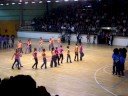 Osztálytánc intro: csajok megbeszélik, hogy bulajba mennek,srácok kocsival érkeznek, bevenni őket, ám de a kocsi lefullad, így metróval indul a csapat ropni :P Hajsütővas valakinél?