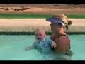 -M�e fazendo o filho boiar na piscina