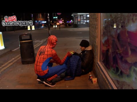 VIDEO: Spiderman rozdával jídlo lidem bez domova!