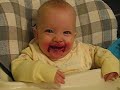 Joane comiendo remolacha, col rizada y peras